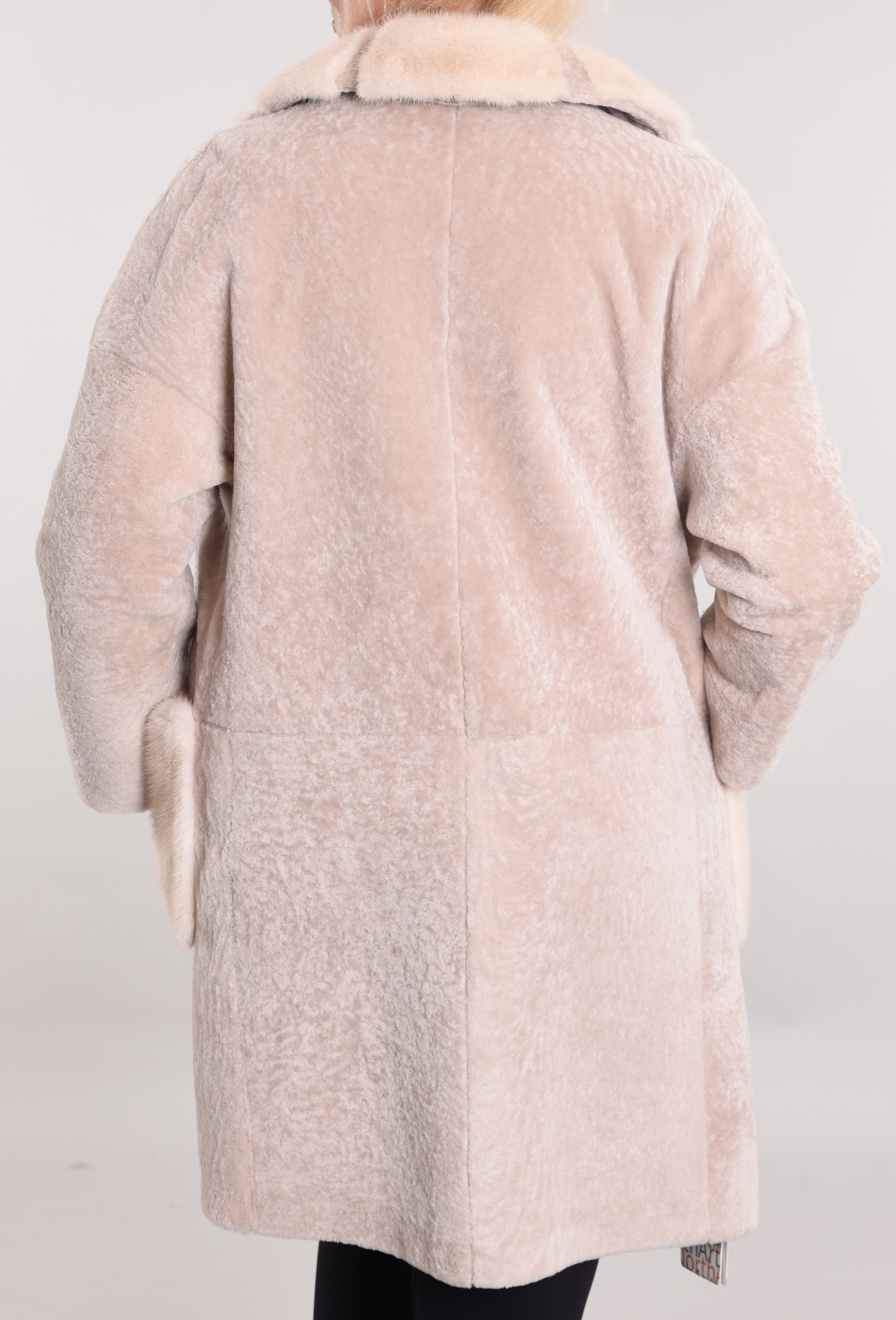 Астраган двусторонняя модель с покрытием, воротник и накладные карманы норка