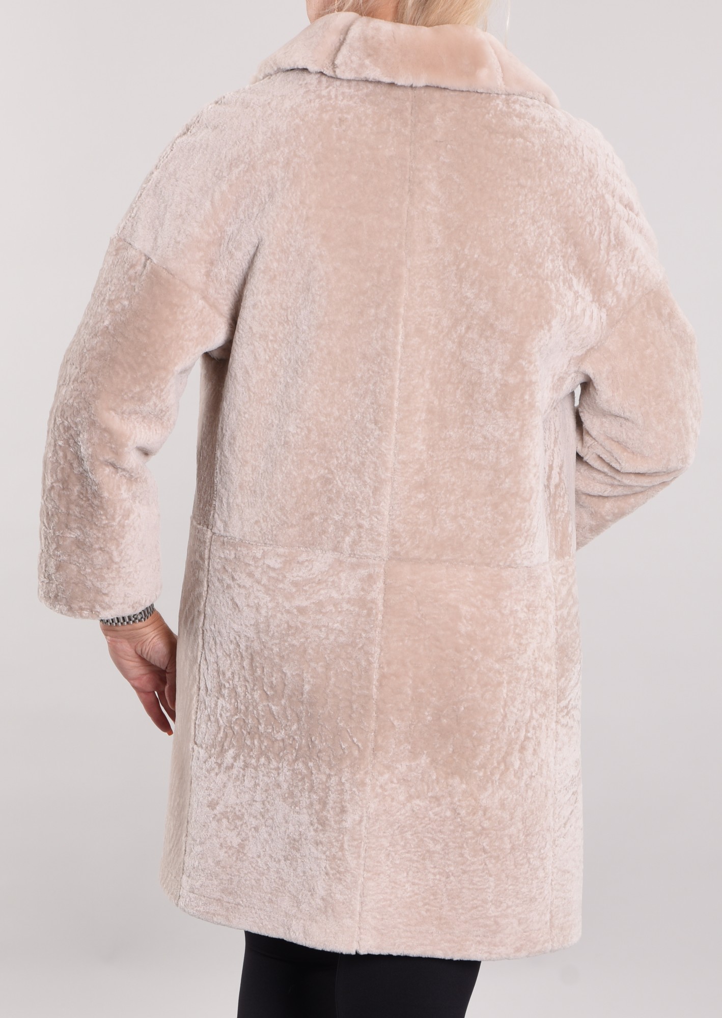 Астраган двусторонняя модель с мутоном на воротнике