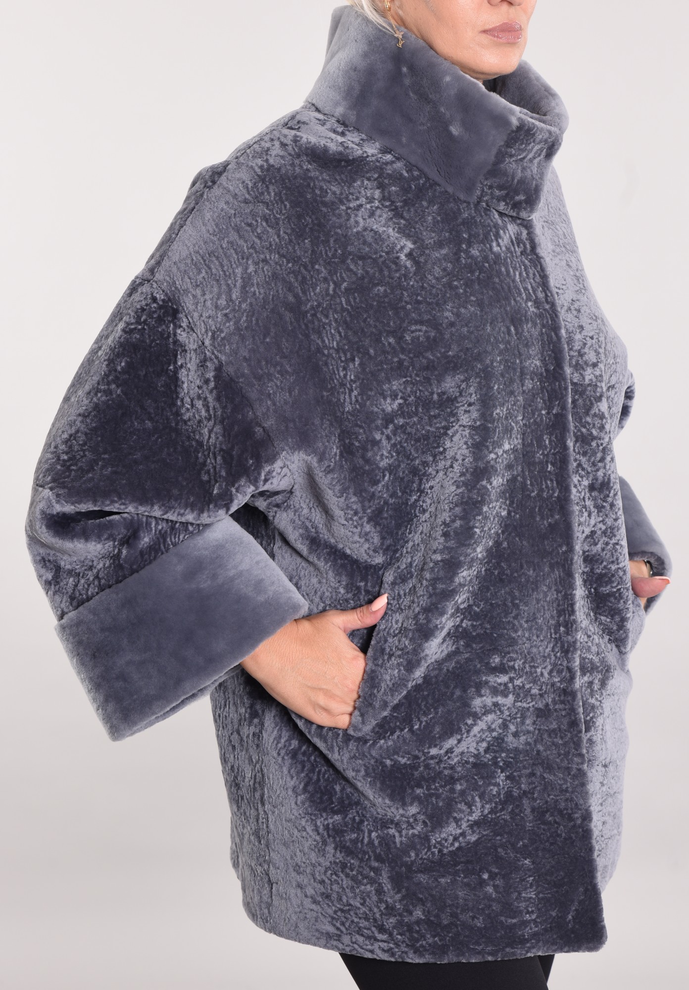 Астраган на подкладе, воротник и манжеты мутон