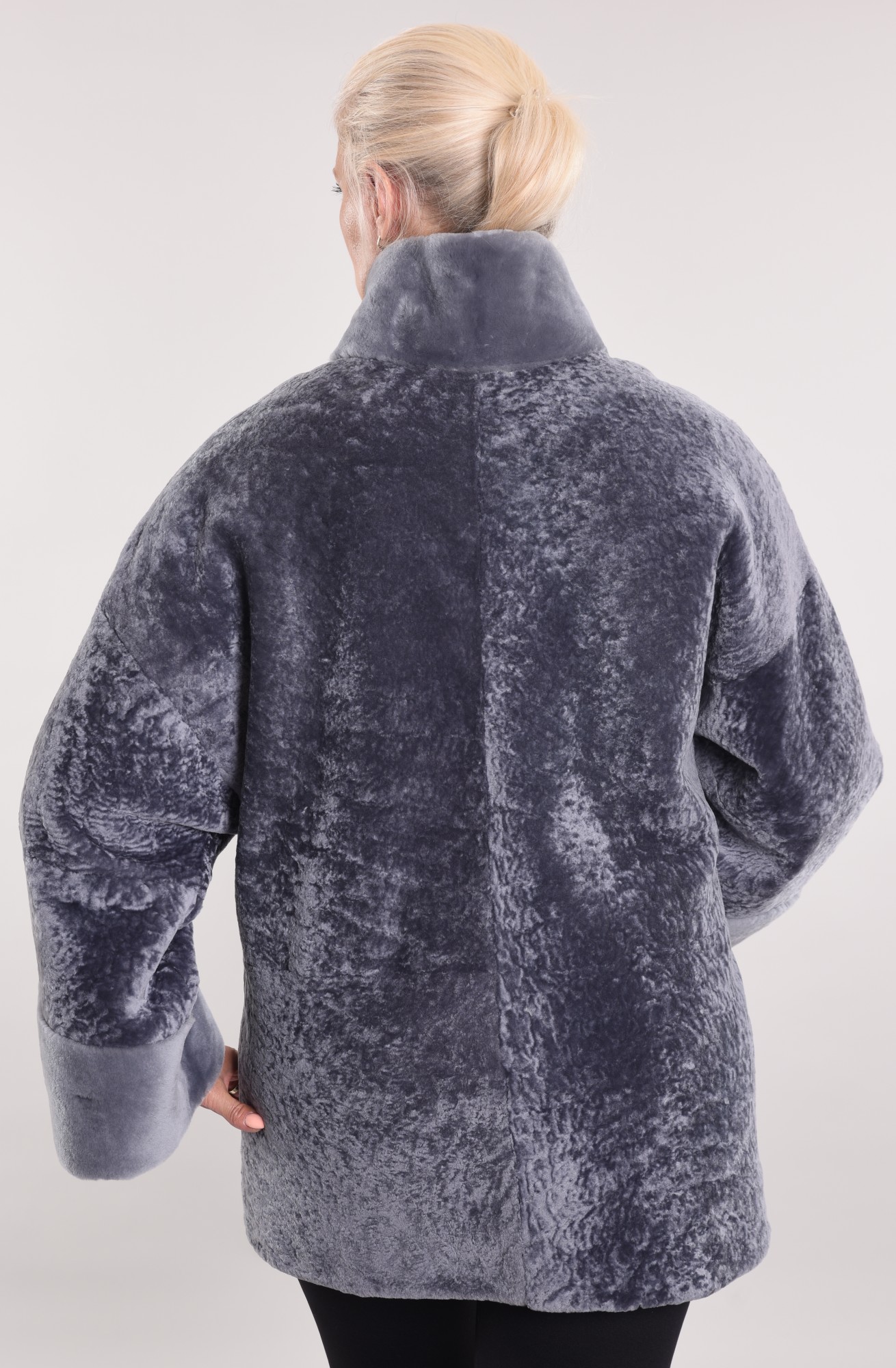 Астраган на подкладе, воротник и манжеты мутон