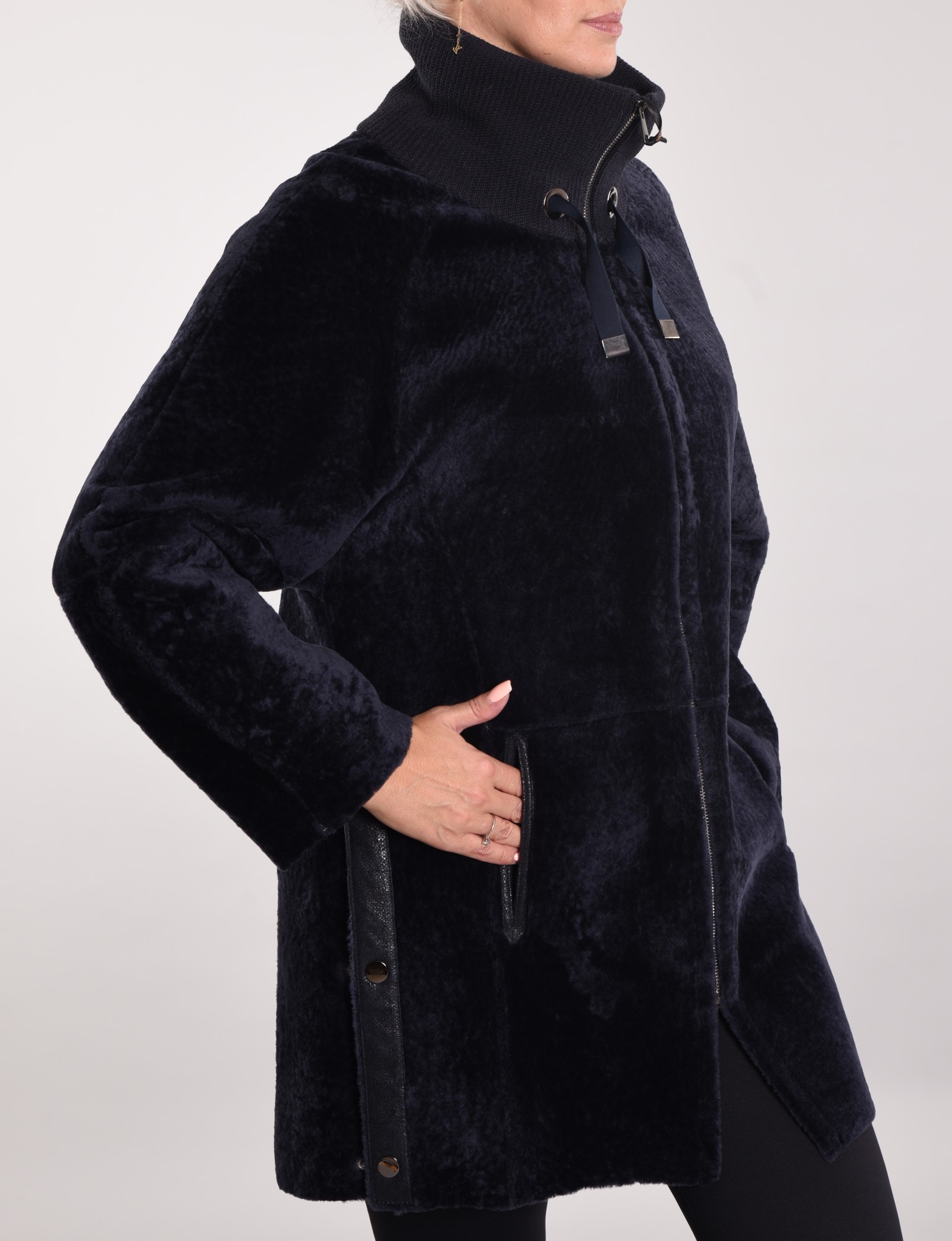 Астраган с покрытием, воротник мутон