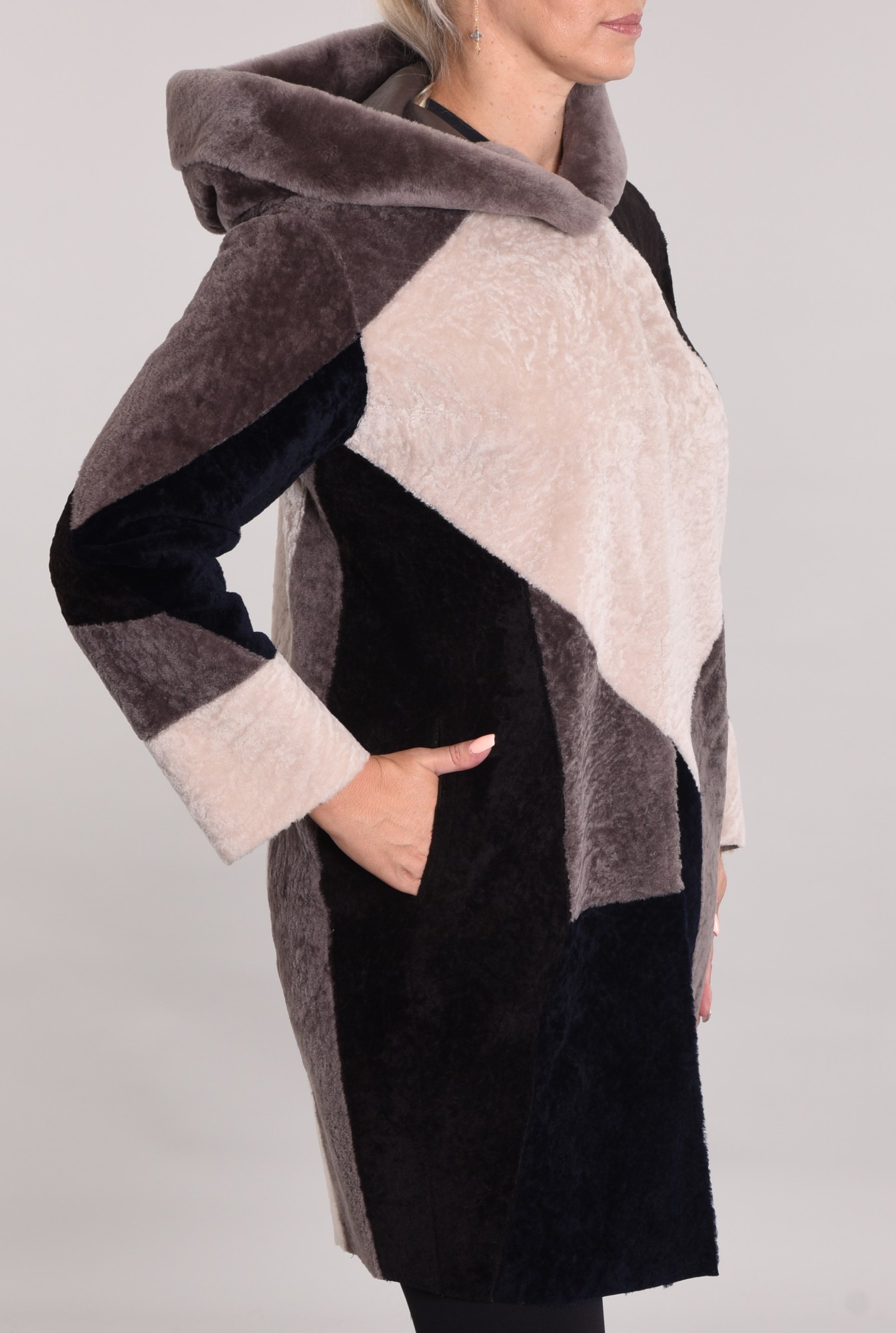 Астраган двусторонняя модель с покрытием и капюшоном по краям мутон