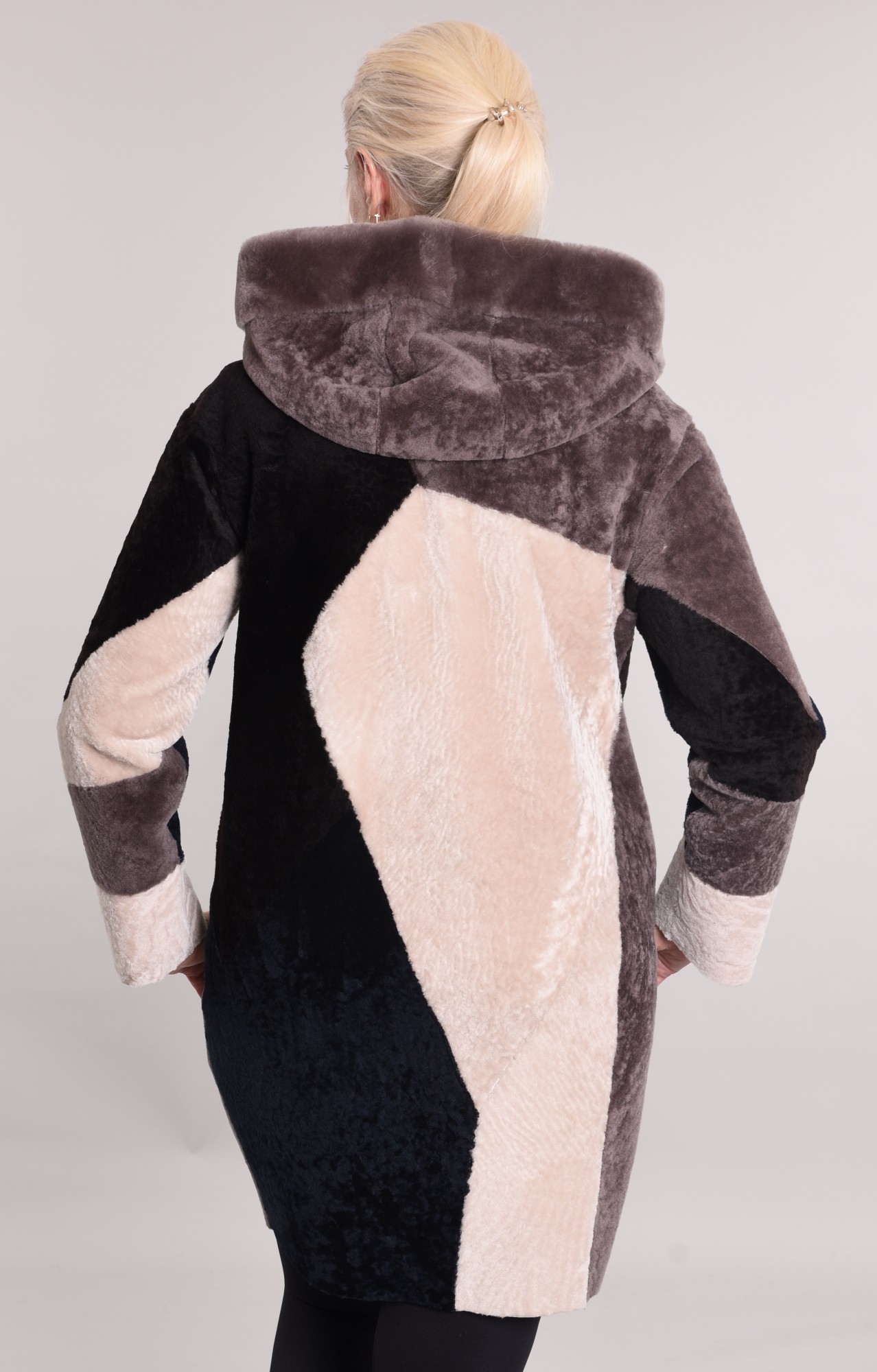 Астраган двусторонняя модель с покрытием и капюшоном по краям мутон