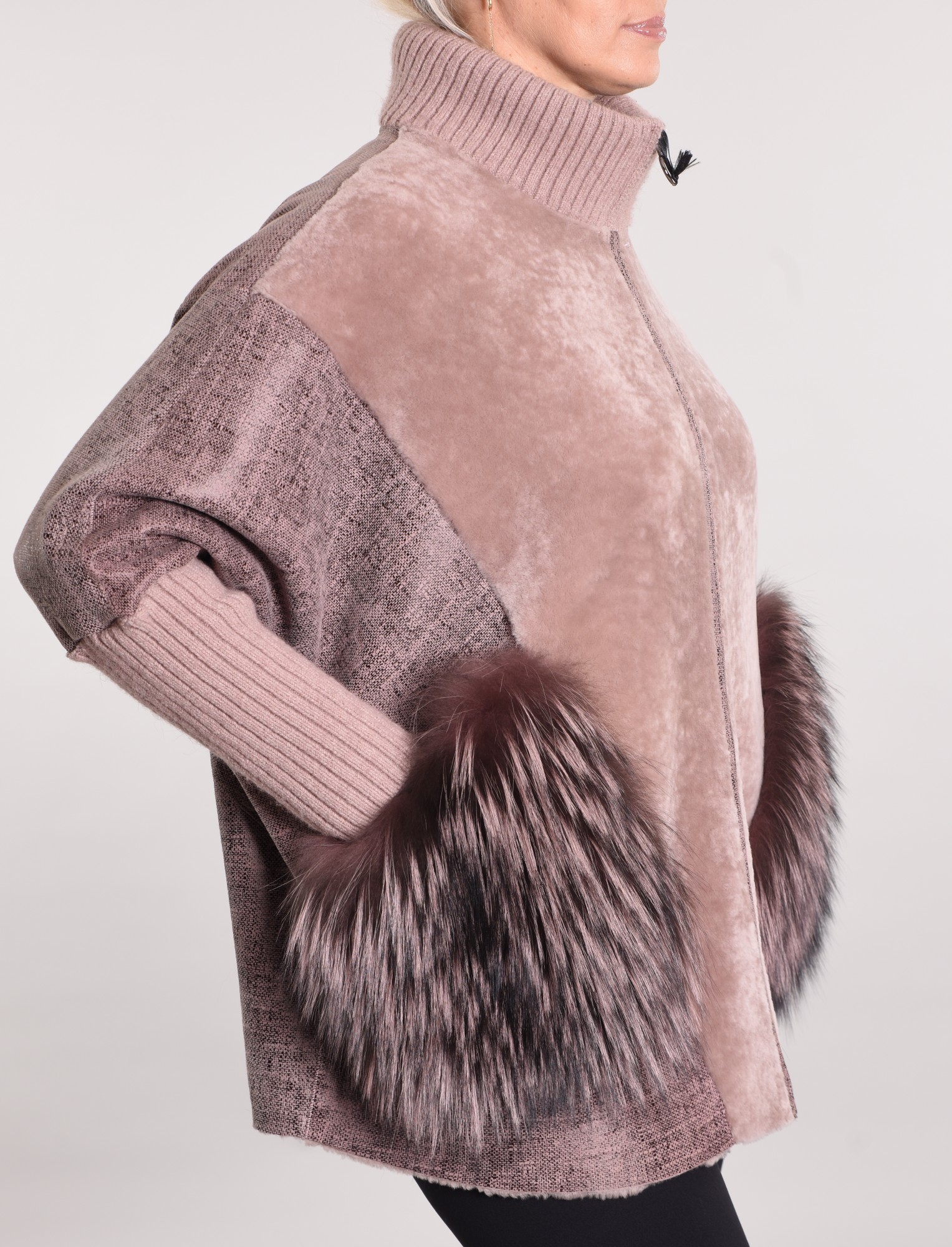 Астраган oversize, трикотажные рукава и воротник. Накладные карманы цветная чернобурка