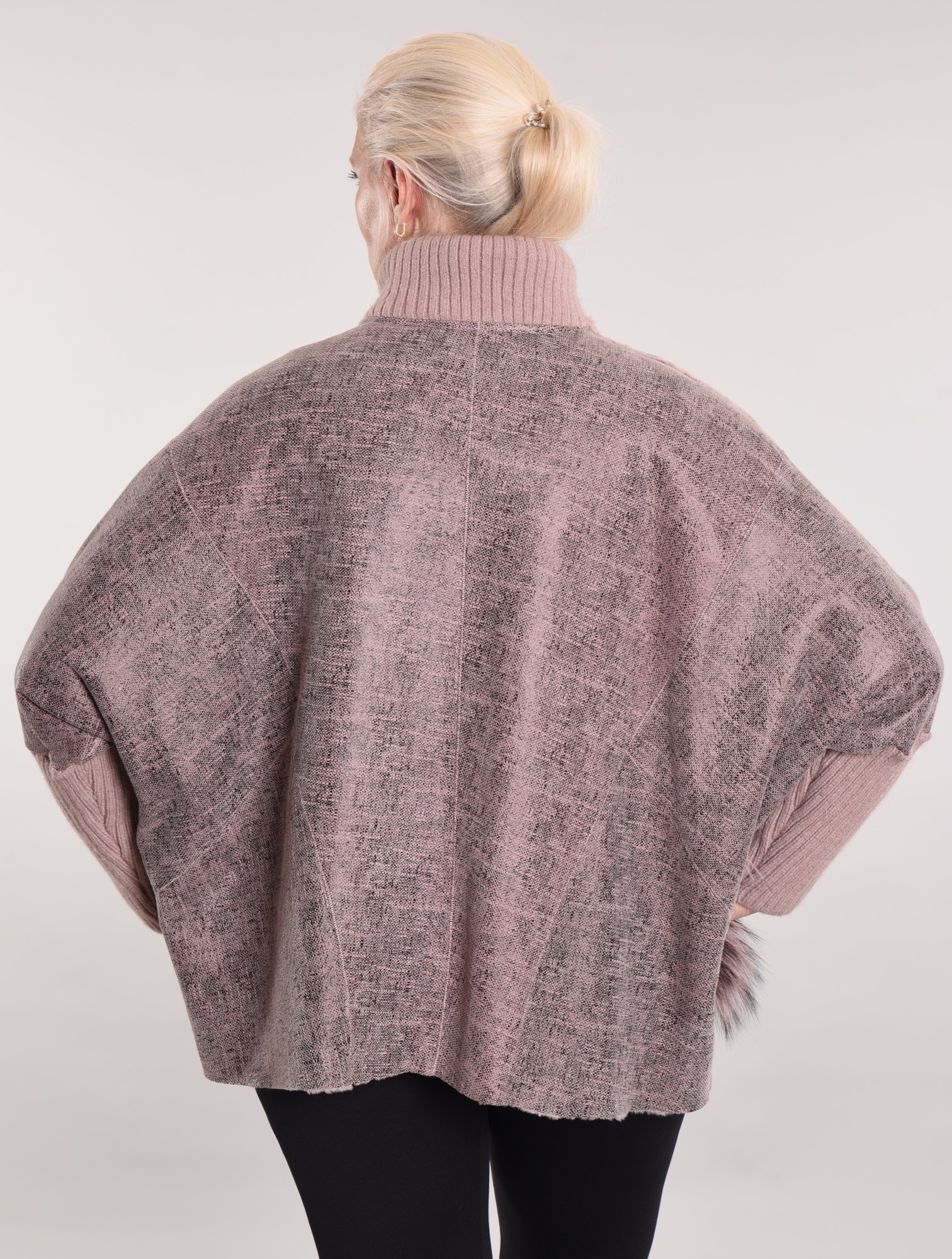 Астраган oversize, трикотажные рукава и воротник. Накладные карманы цветная чернобурка