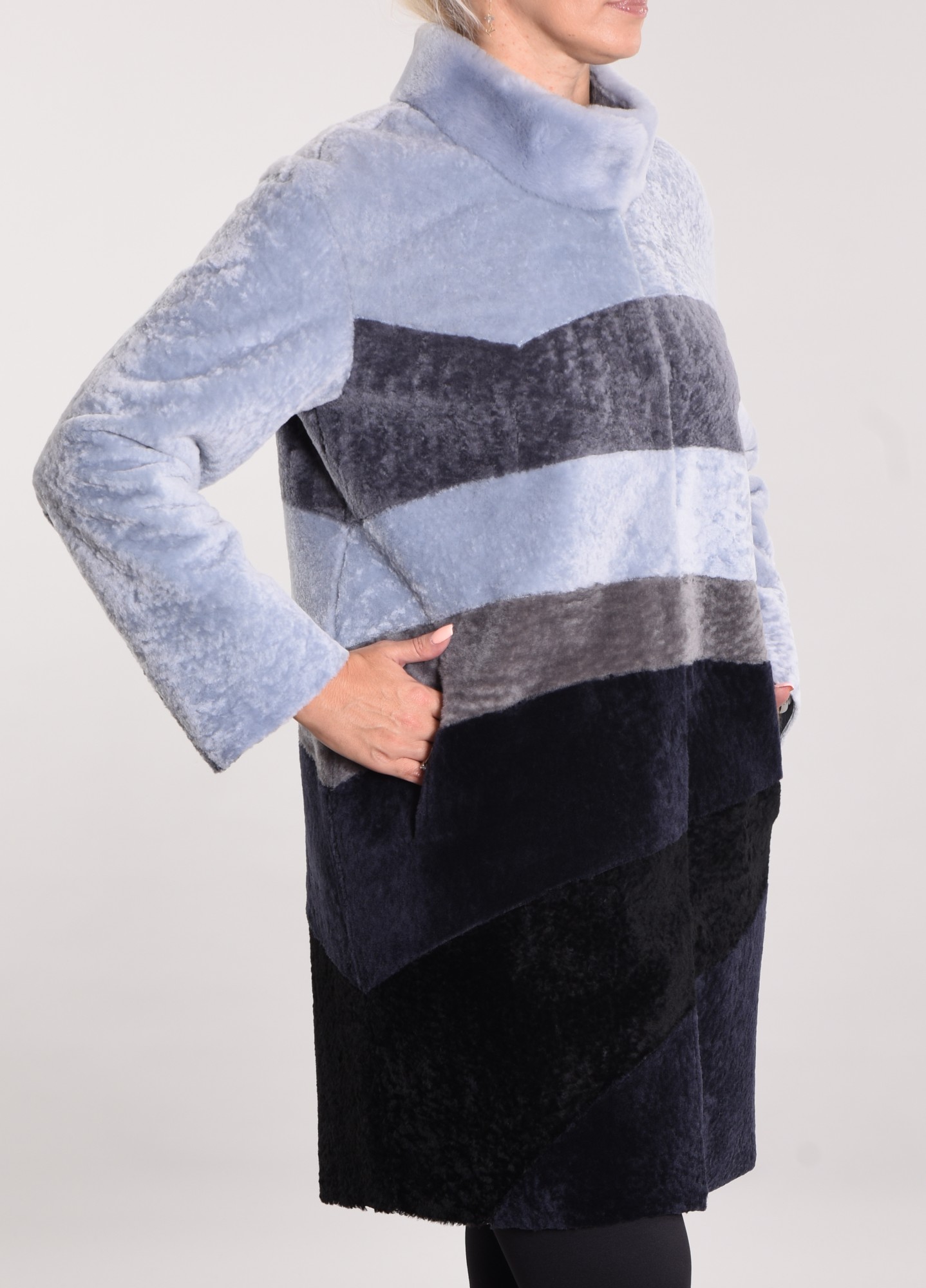 Астраган двусторонняя модель с покрытием, воротник мутон