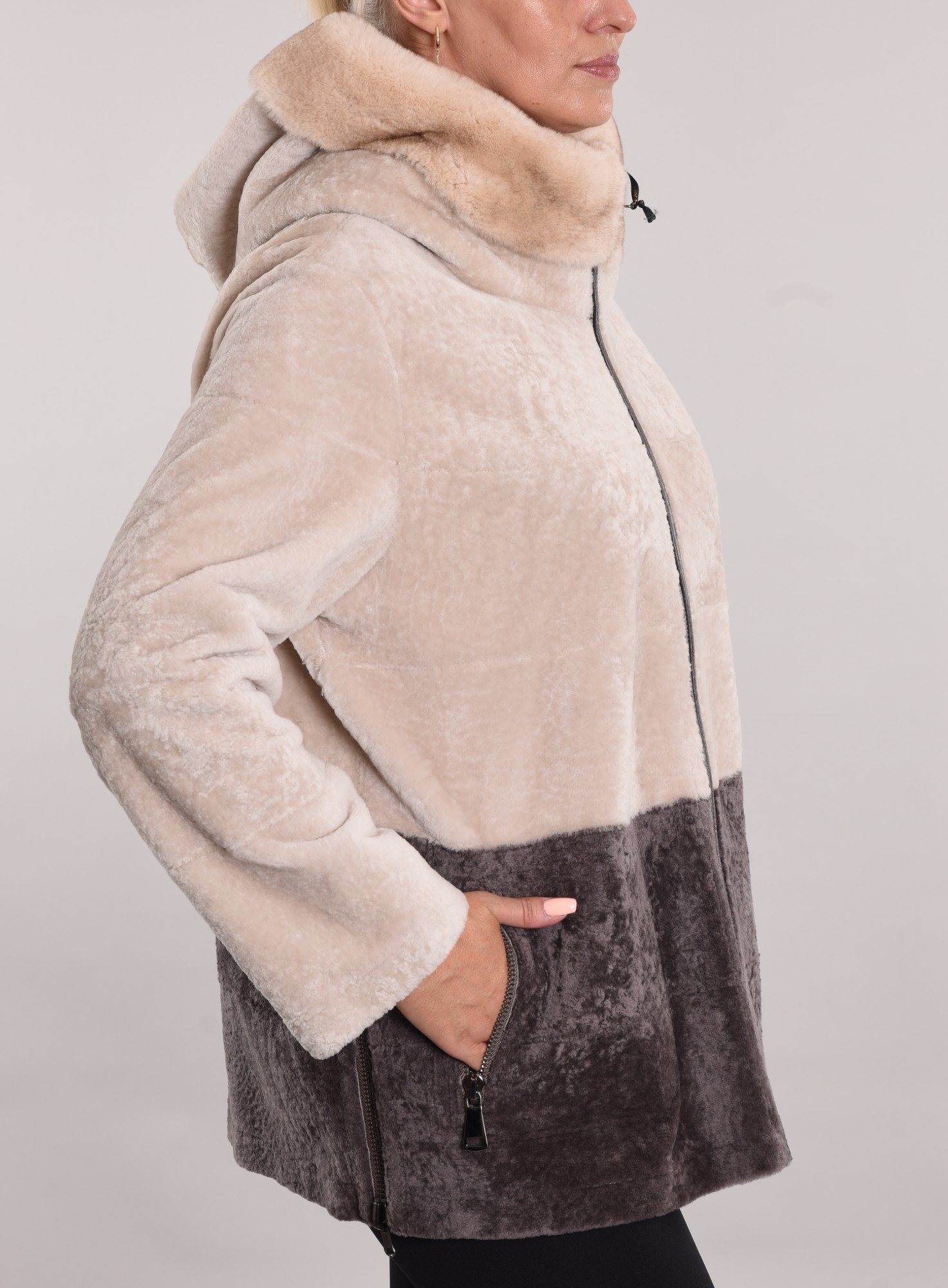 Астраган двусторонняя модель с покрытием, по краям капюшона Rex