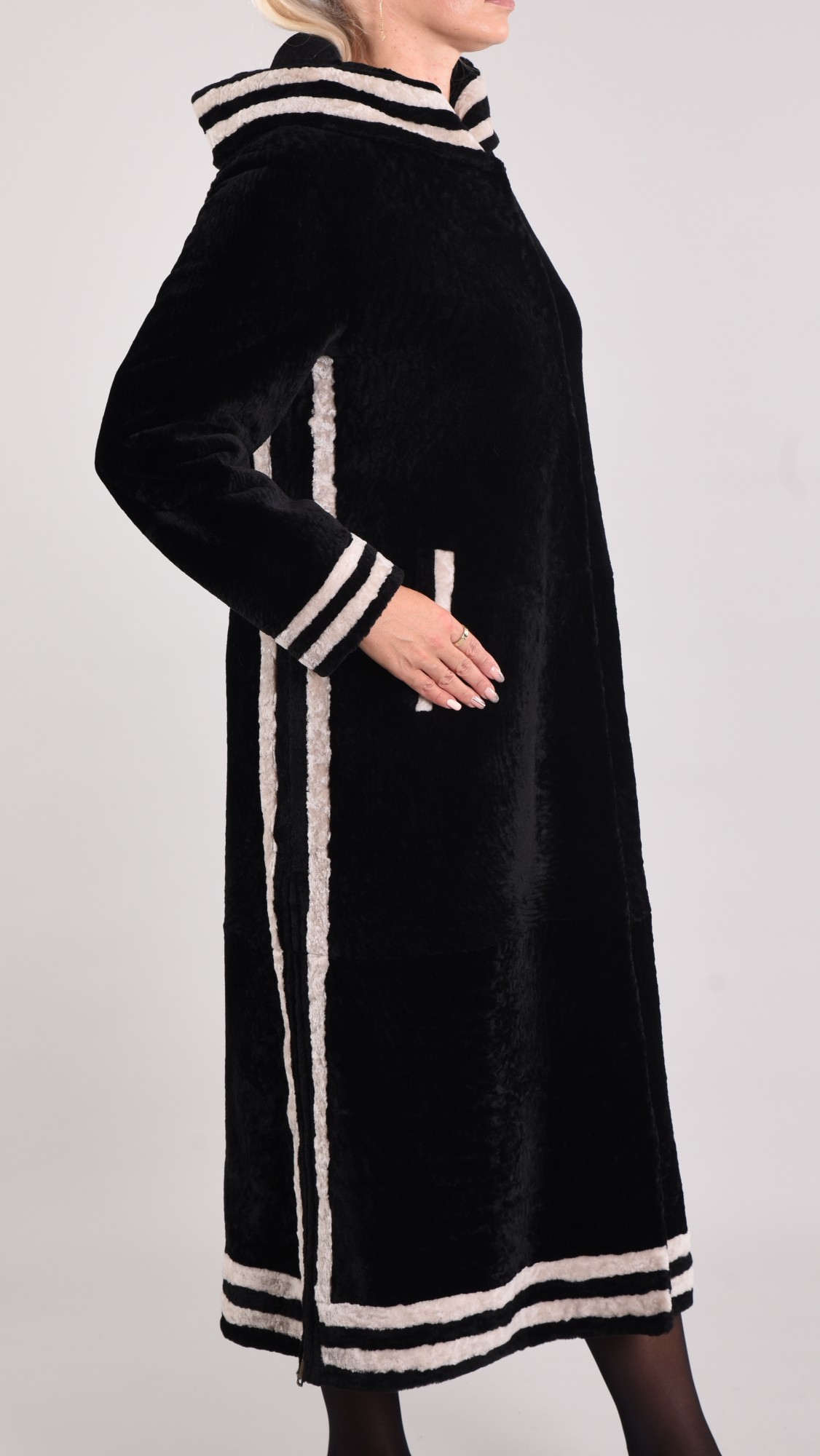 Астраган на подкладе, по бокам молнии и с капюшоном