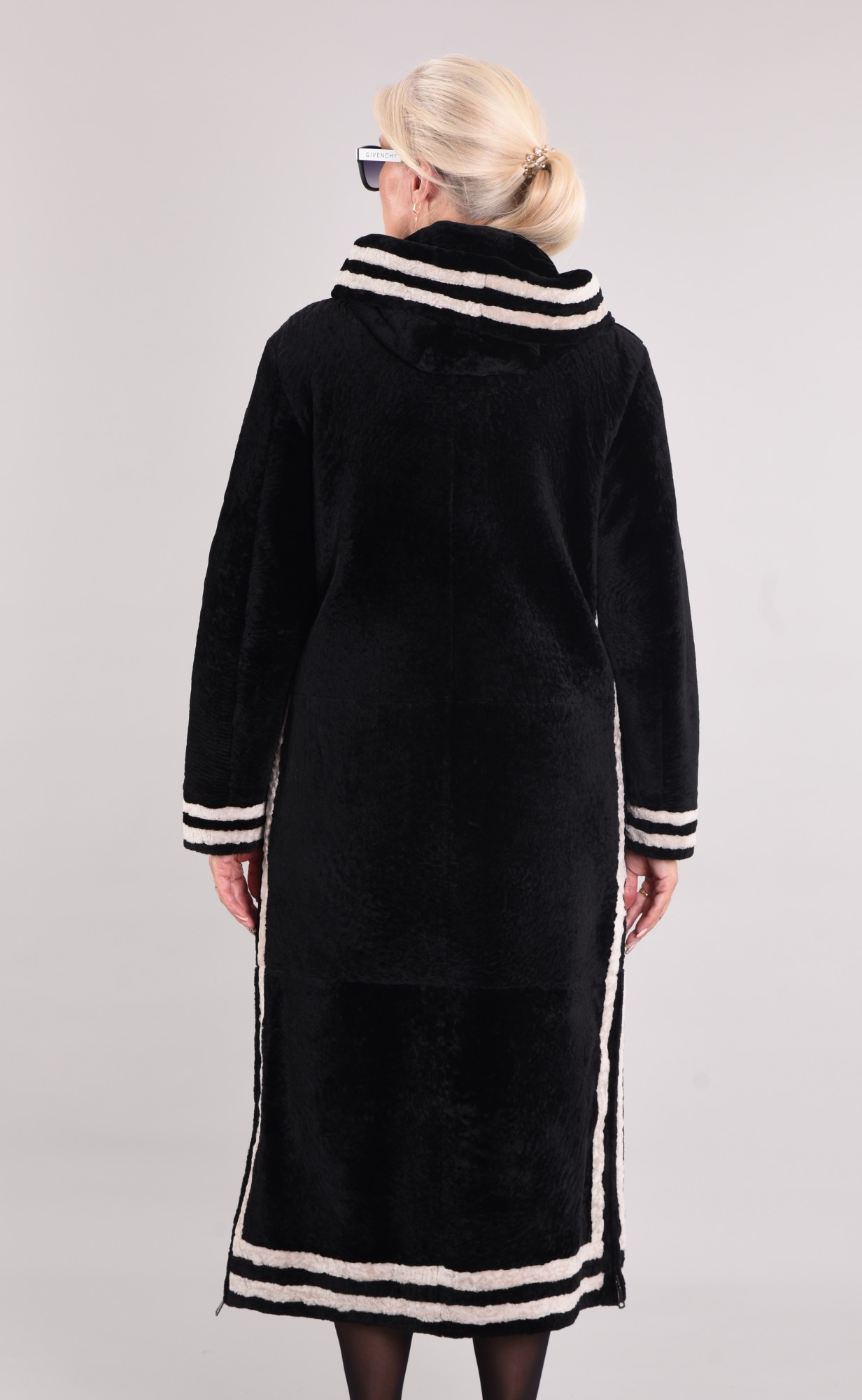 Астраган на подкладе, по бокам молнии и с капюшоном