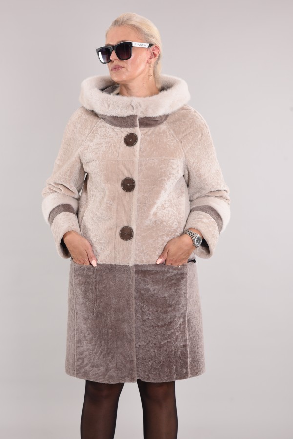 Astragan reversible on the edge of the hood mink