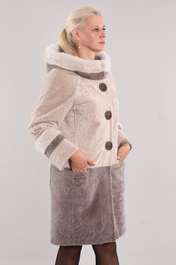 Astragan reversible on the edge of the hood mink