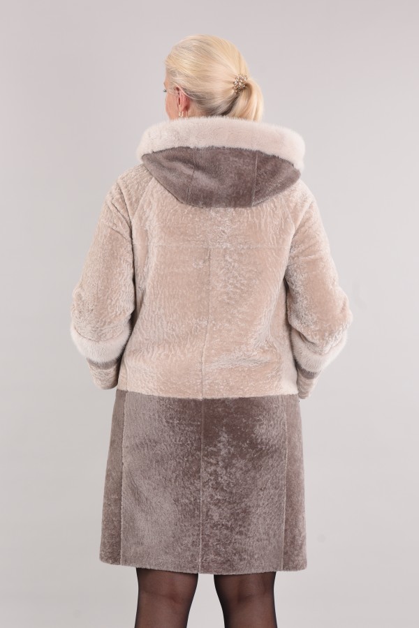 Astragan reversible on the edge of the hood mink