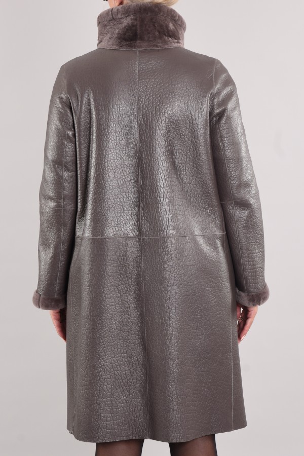 Astragan reversible coated on the edge of the product muton